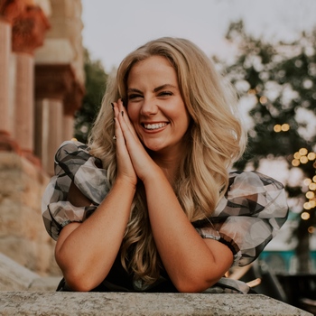 Avatar of Lindsay Cole